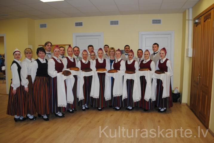 Ventspils vidējās paaudzes tautas deju kolektīvs "Strautuguns"